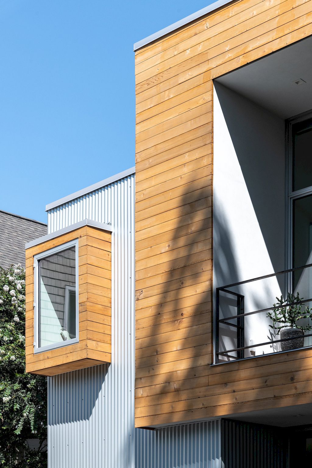 Spa creek house with harmony of private public space by GriD Architects 9