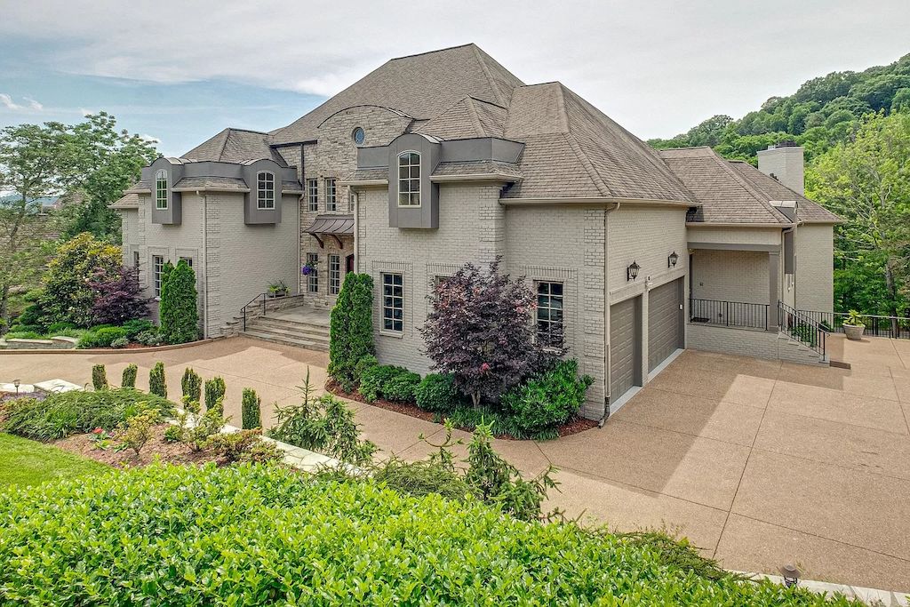 The Home in Tennessee is a luxurious home ideal for entertaining now available for sale. This home located at 1415 Richland Woods Ln, Brentwood, Tennessee; offering 05 bedrooms and 07 bathrooms with 8,980 square feet of living spaces. 