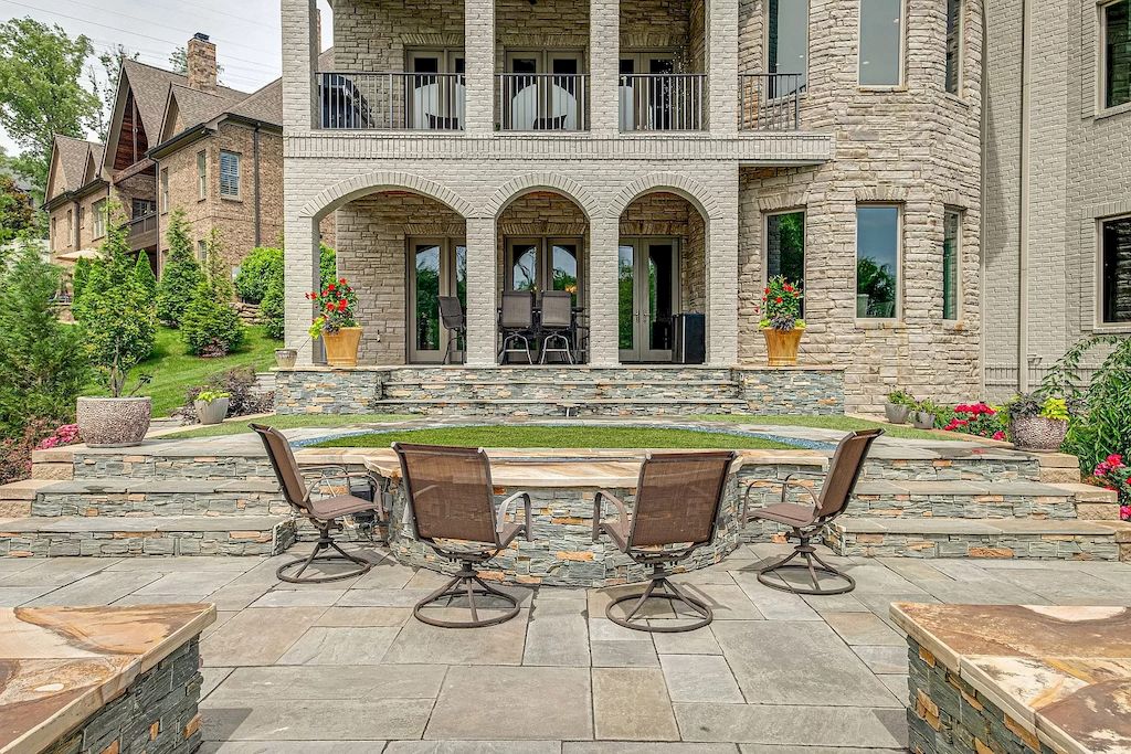 The Home in Tennessee is a luxurious home ideal for entertaining now available for sale. This home located at 1415 Richland Woods Ln, Brentwood, Tennessee; offering 05 bedrooms and 07 bathrooms with 8,980 square feet of living spaces. 