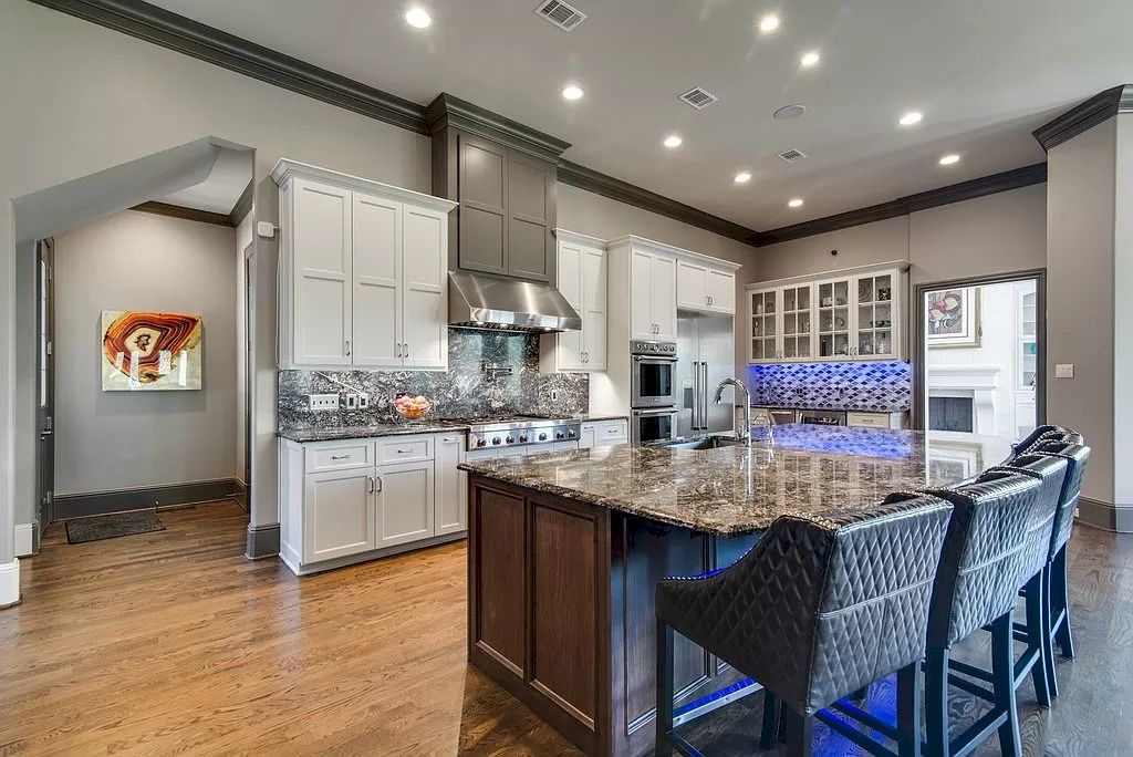 The Home in Tennessee is a luxurious home ideal for entertaining now available for sale. This home located at 1415 Richland Woods Ln, Brentwood, Tennessee; offering 05 bedrooms and 07 bathrooms with 8,980 square feet of living spaces. 