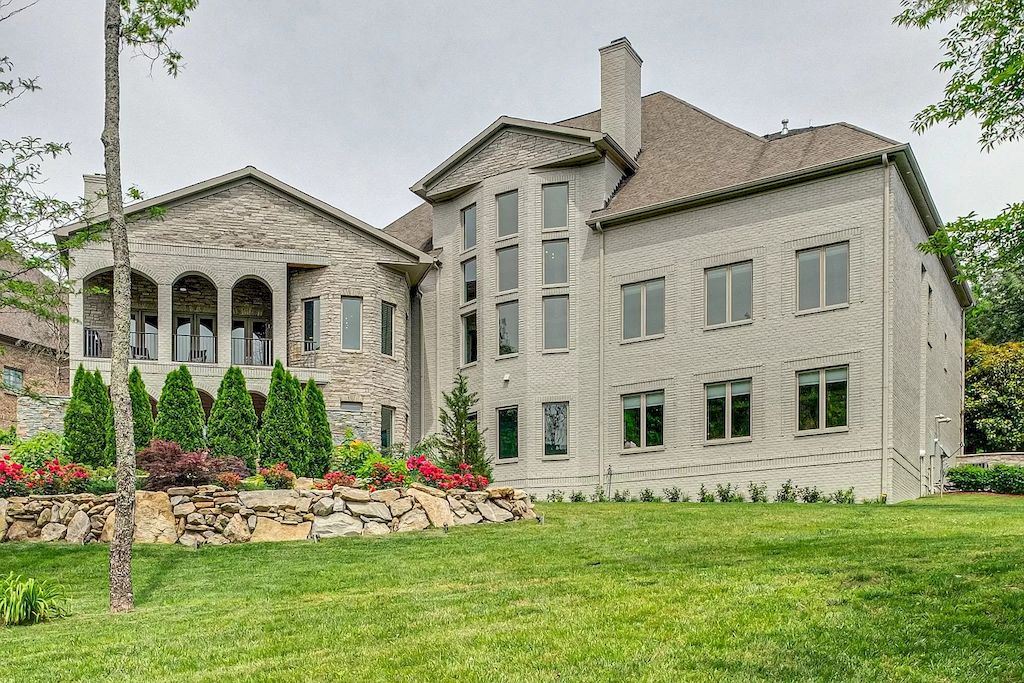 The Home in Tennessee is a luxurious home ideal for entertaining now available for sale. This home located at 1415 Richland Woods Ln, Brentwood, Tennessee; offering 05 bedrooms and 07 bathrooms with 8,980 square feet of living spaces. 