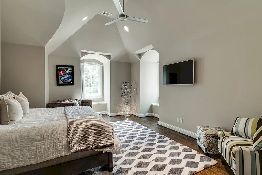 The Home in Tennessee is a luxurious home ideal for entertaining now available for sale. This home located at 1415 Richland Woods Ln, Brentwood, Tennessee; offering 05 bedrooms and 07 bathrooms with 8,980 square feet of living spaces. 