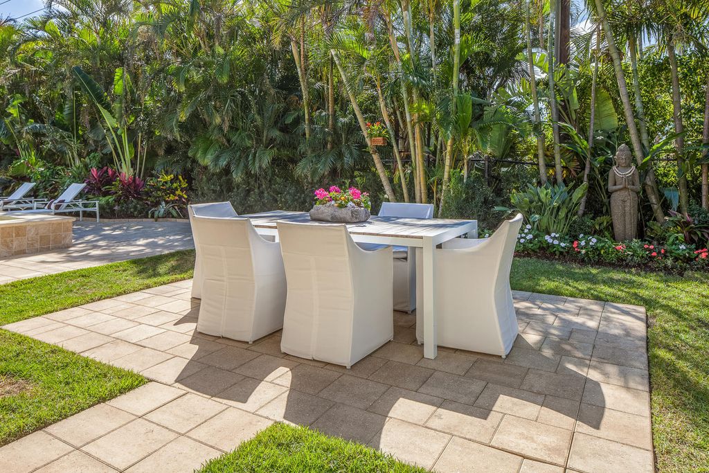 The Home in Naples is a custom residence with glorious southern exposure, soaring ceilings and floor to ceiling windows now available for sale. This home located at 750 Fountainhead Ln, Naples, Florida