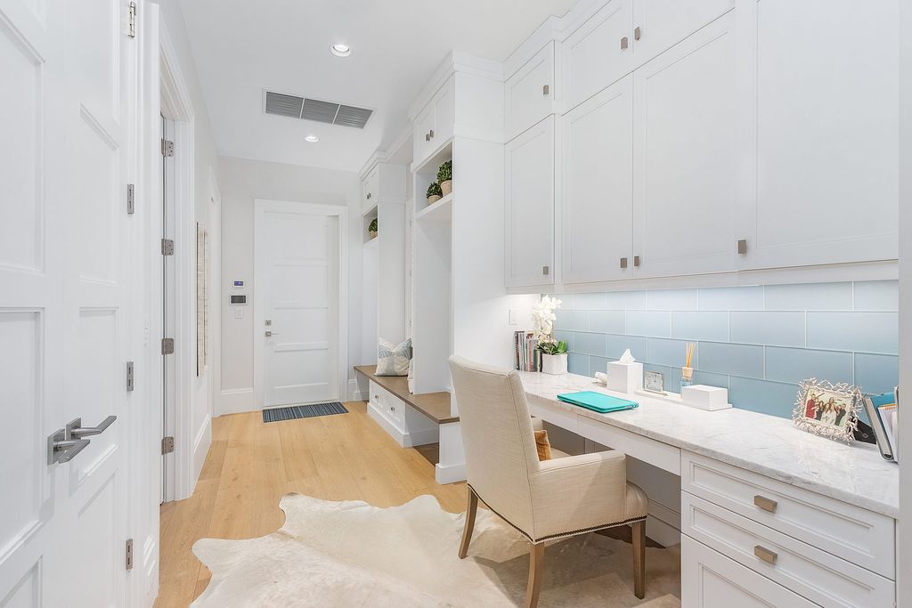 The Naples Home is a gem in Park Shore with top of the line features overlooking the spring-fed Devils Lake now available for sale. This home located at 4839 West Blvd, Naples, Florida