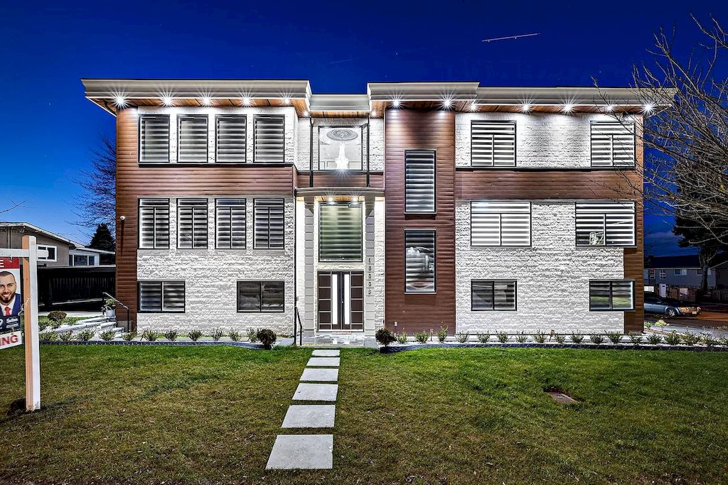 The House in Surrey has 3 storey with the massive media room and bar room add some extra space for entertaining your guests, now available for sale