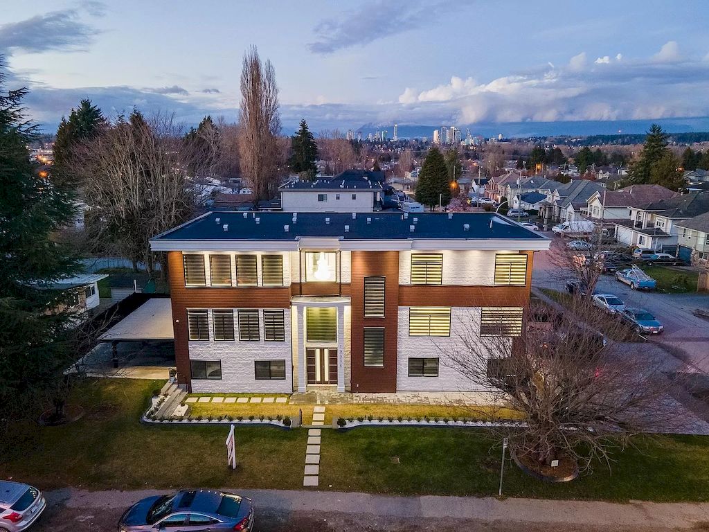 The House in Surrey has 3 storey with the massive media room and bar room add some extra space for entertaining your guests, now available for sale