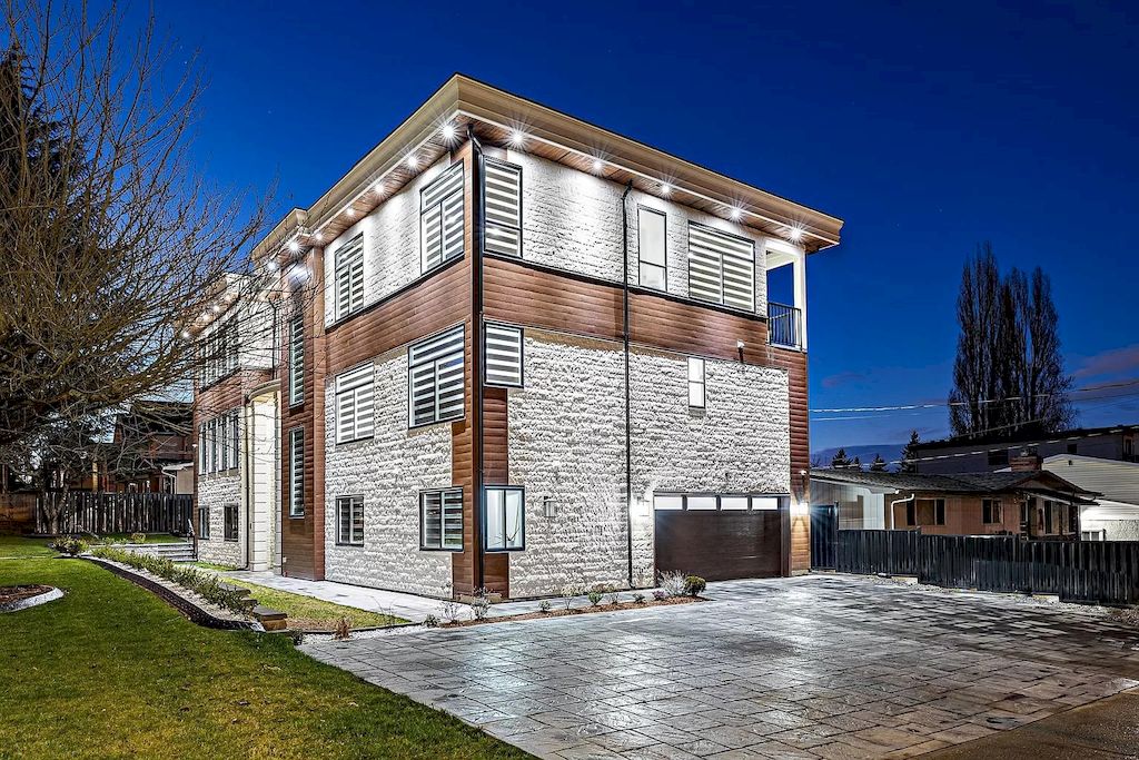 The House in Surrey has 3 storey with the massive media room and bar room add some extra space for entertaining your guests, now available for sale