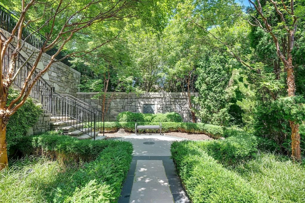 The Home in Tennessee is a luxurious home featuring gorgeous amenities now available for sale. This home located at 7 Colonel Winstead Dr, Brentwood, Tennessee; offering 04 bedrooms and 07 bathrooms with 9,149 square feet of living spaces.