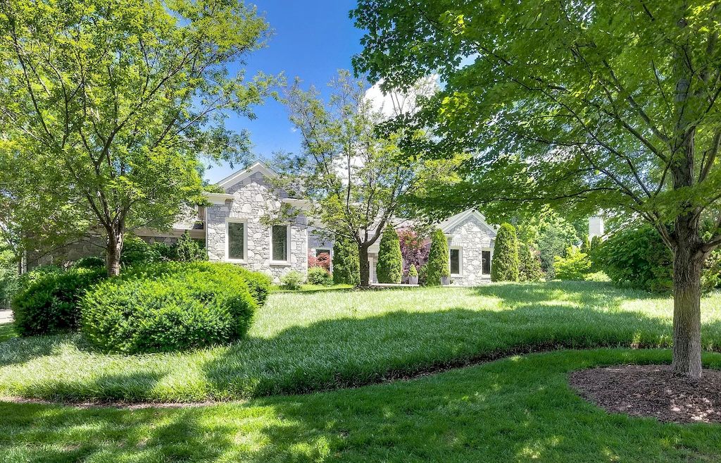 The Home in Tennessee is a luxurious home featuring gorgeous amenities now available for sale. This home located at 7 Colonel Winstead Dr, Brentwood, Tennessee; offering 04 bedrooms and 07 bathrooms with 9,149 square feet of living spaces.