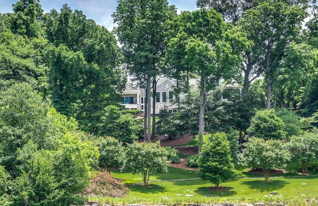 The Home in Tennessee is a luxurious home featuring gorgeous amenities now available for sale. This home located at 7 Colonel Winstead Dr, Brentwood, Tennessee; offering 04 bedrooms and 07 bathrooms with 9,149 square feet of living spaces.