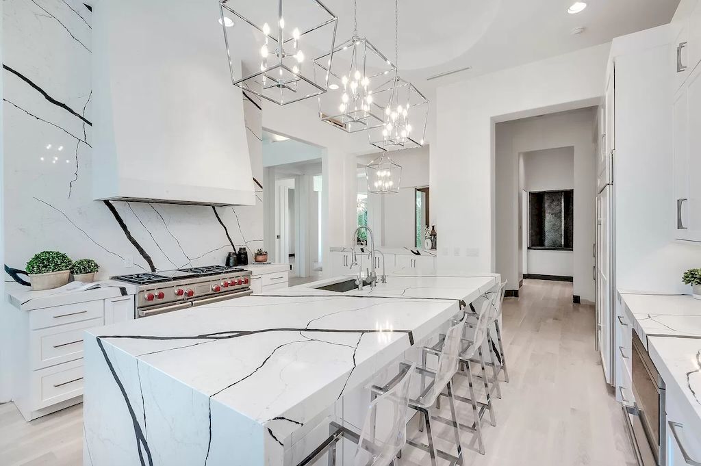 The Home in Tennessee is a luxurious home featuring gorgeous amenities now available for sale. This home located at 7 Colonel Winstead Dr, Brentwood, Tennessee; offering 04 bedrooms and 07 bathrooms with 9,149 square feet of living spaces.