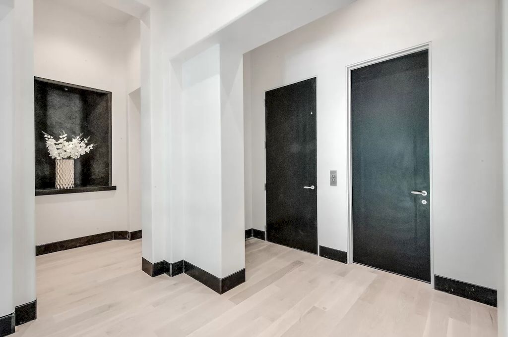 The Home in Tennessee is a luxurious home featuring gorgeous amenities now available for sale. This home located at 7 Colonel Winstead Dr, Brentwood, Tennessee; offering 04 bedrooms and 07 bathrooms with 9,149 square feet of living spaces.