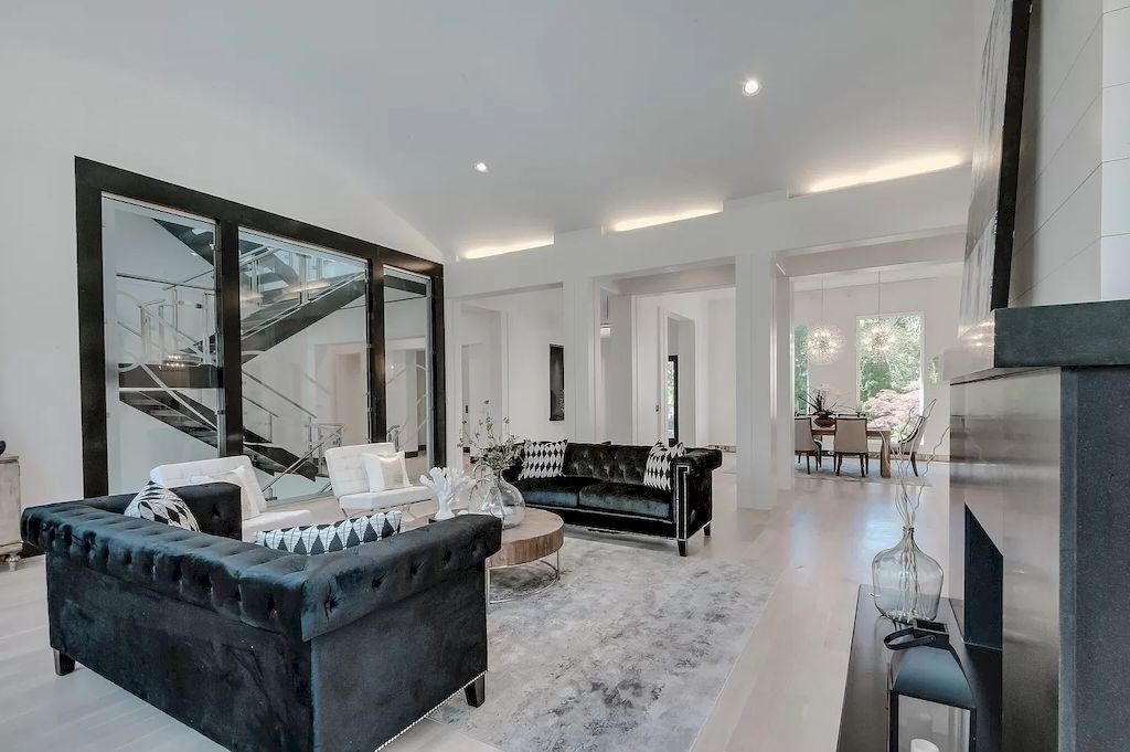 The Home in Tennessee is a luxurious home featuring gorgeous amenities now available for sale. This home located at 7 Colonel Winstead Dr, Brentwood, Tennessee; offering 04 bedrooms and 07 bathrooms with 9,149 square feet of living spaces.