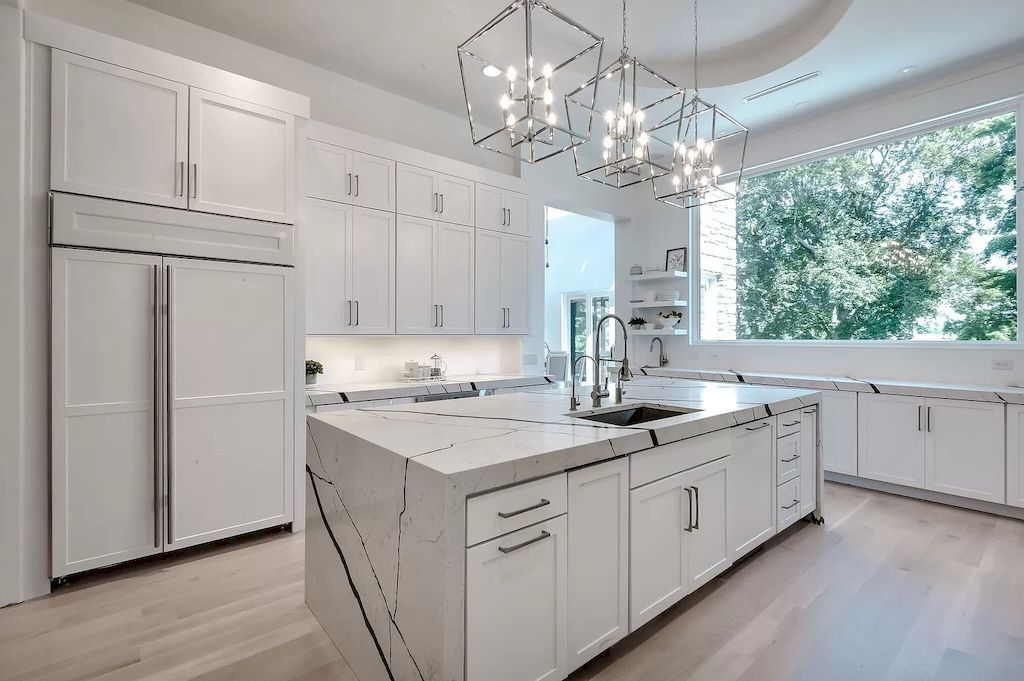 The Home in Tennessee is a luxurious home featuring gorgeous amenities now available for sale. This home located at 7 Colonel Winstead Dr, Brentwood, Tennessee; offering 04 bedrooms and 07 bathrooms with 9,149 square feet of living spaces.
