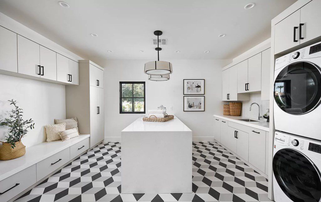 Single level modern Residence in Arizona asks for $12,500,000 designed by Norton Luxury Homes