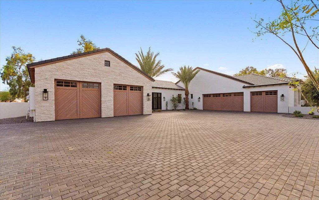 Single level modern Residence in Arizona asks for $12,500,000 designed by Norton Luxury Homes
