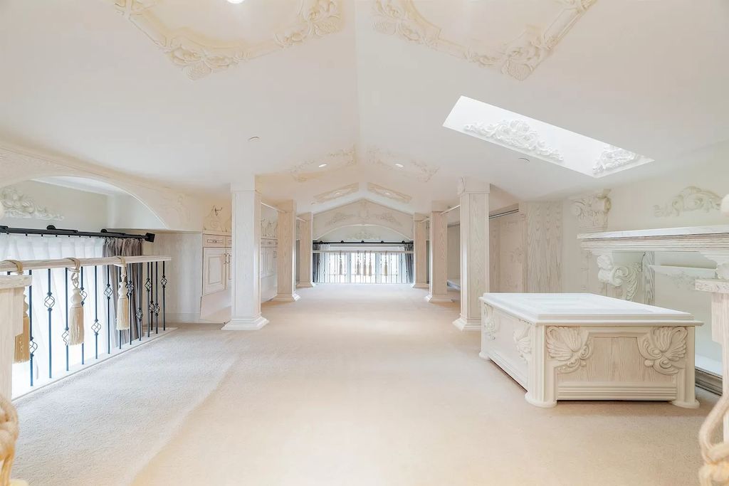The Residence in Richmond is an exceptional grand-scale luxury residence with beautiful landscape, now available for sale. This home located at 4311 Tucker Ave, Richmond, BC V7C 1L9, Canada
