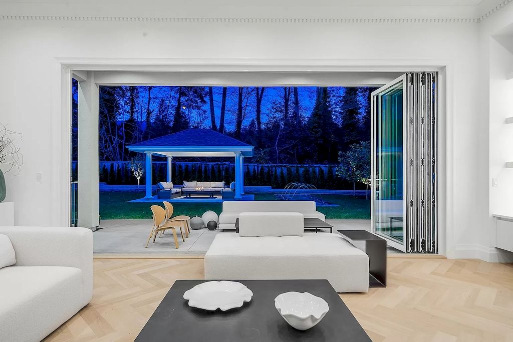 The Residence in West Vancouver is a luxurious home with exquisite design and master craftsmanship, now available for sale. This home located at 531 Newcroft Pl, West Vancouver, BC V7T 1W9, Canada