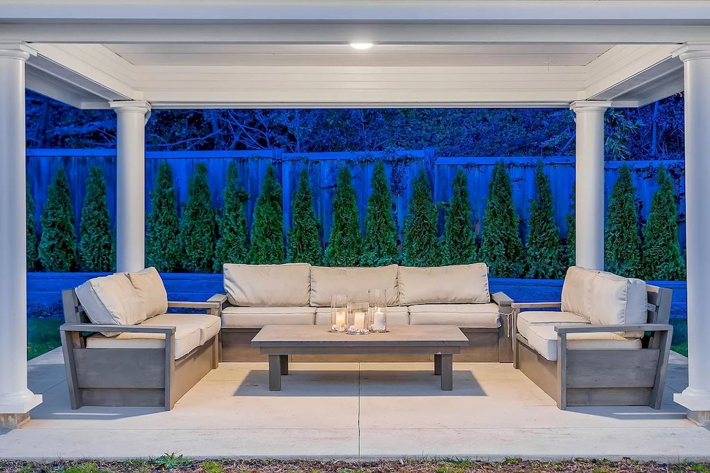 The Residence in West Vancouver is a luxurious home with exquisite design and master craftsmanship, now available for sale. This home located at 531 Newcroft Pl, West Vancouver, BC V7T 1W9, Canada