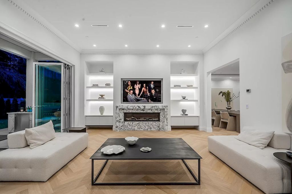 The Residence in West Vancouver is a luxurious home with exquisite design and master craftsmanship, now available for sale. This home located at 531 Newcroft Pl, West Vancouver, BC V7T 1W9, Canada