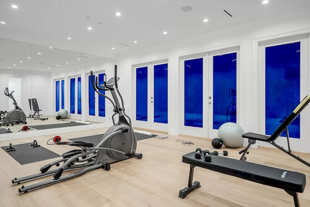 The Residence in West Vancouver is a luxurious home with exquisite design and master craftsmanship, now available for sale. This home located at 531 Newcroft Pl, West Vancouver, BC V7T 1W9, Canada