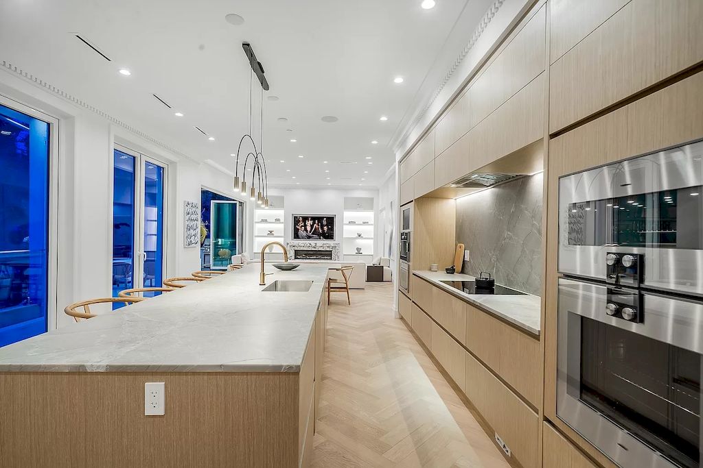 The Residence in West Vancouver is a luxurious home with exquisite design and master craftsmanship, now available for sale. This home located at 531 Newcroft Pl, West Vancouver, BC V7T 1W9, Canada