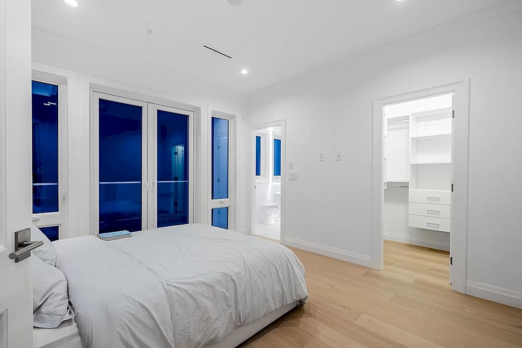 The Residence in West Vancouver is a luxurious home with exquisite design and master craftsmanship, now available for sale. This home located at 531 Newcroft Pl, West Vancouver, BC V7T 1W9, Canada