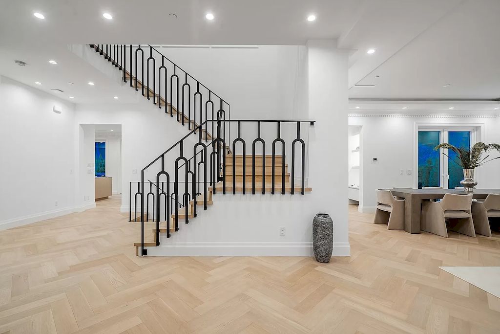 The Residence in West Vancouver is a luxurious home with exquisite design and master craftsmanship, now available for sale. This home located at 531 Newcroft Pl, West Vancouver, BC V7T 1W9, Canada