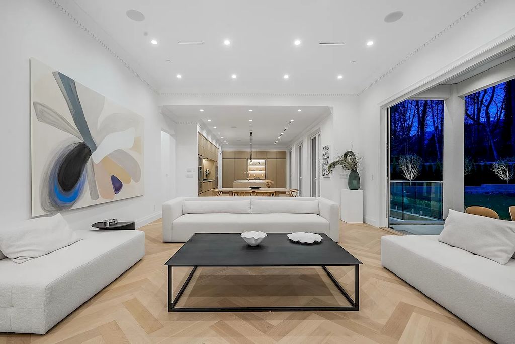 The Residence in West Vancouver is a luxurious home with exquisite design and master craftsmanship, now available for sale. This home located at 531 Newcroft Pl, West Vancouver, BC V7T 1W9, Canada