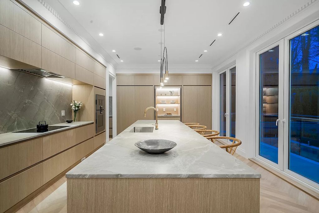 The Residence in West Vancouver is a luxurious home with exquisite design and master craftsmanship, now available for sale. This home located at 531 Newcroft Pl, West Vancouver, BC V7T 1W9, Canada