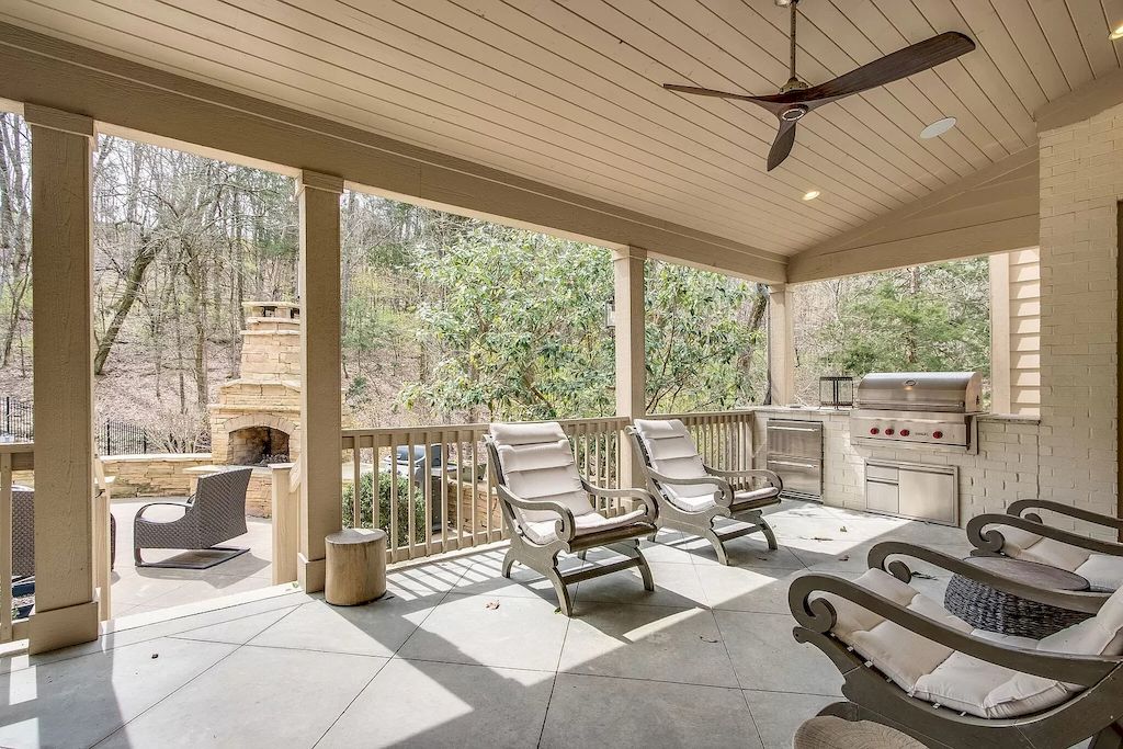 The Home in Tennessee is a luxurious home where modernity meets coveted location now available for sale. This home located at 123 Guineveres Retreat, Franklin, Tennessee; offering 06 bedrooms and 07 bathrooms with 7,620 square feet of living spaces. 