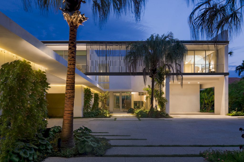 Pine Tree House takes indoor outdoor living to the extreme by SAOTA 5