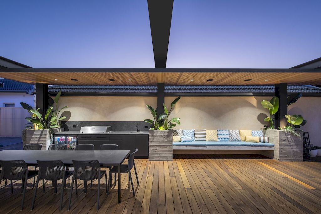 Plympton House with Flexible Living Space connect to Outdoor by Contech 1