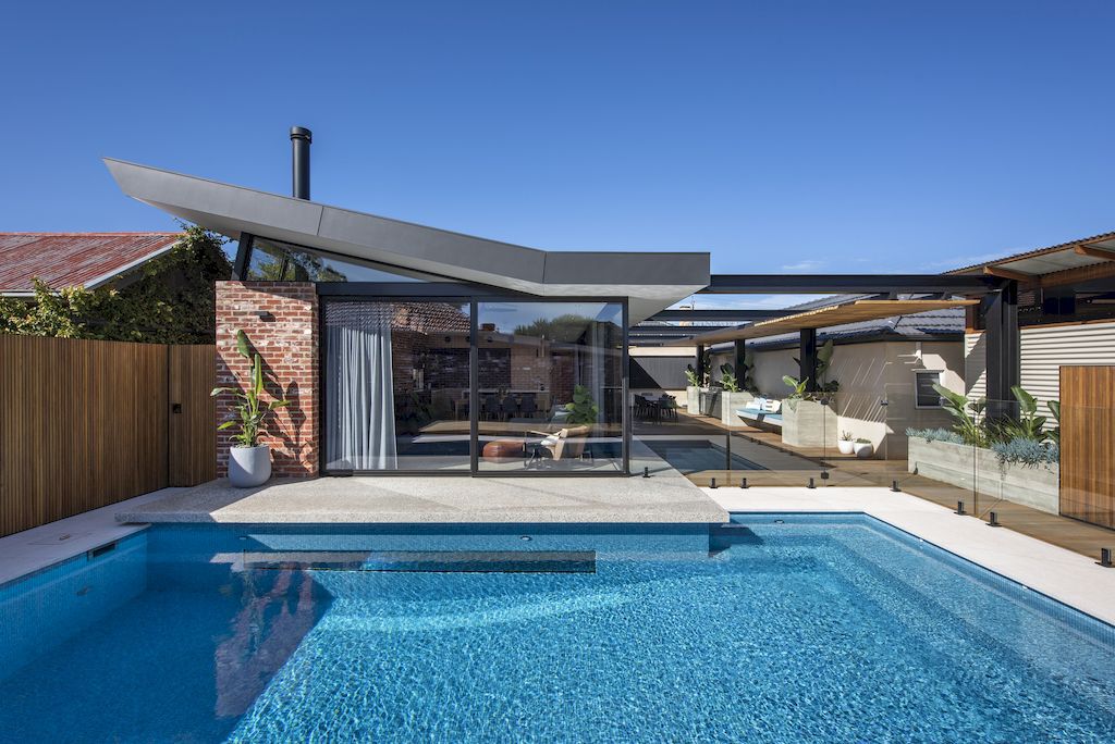 Plympton House with Flexible Living Space connect to Outdoor by Contech 3