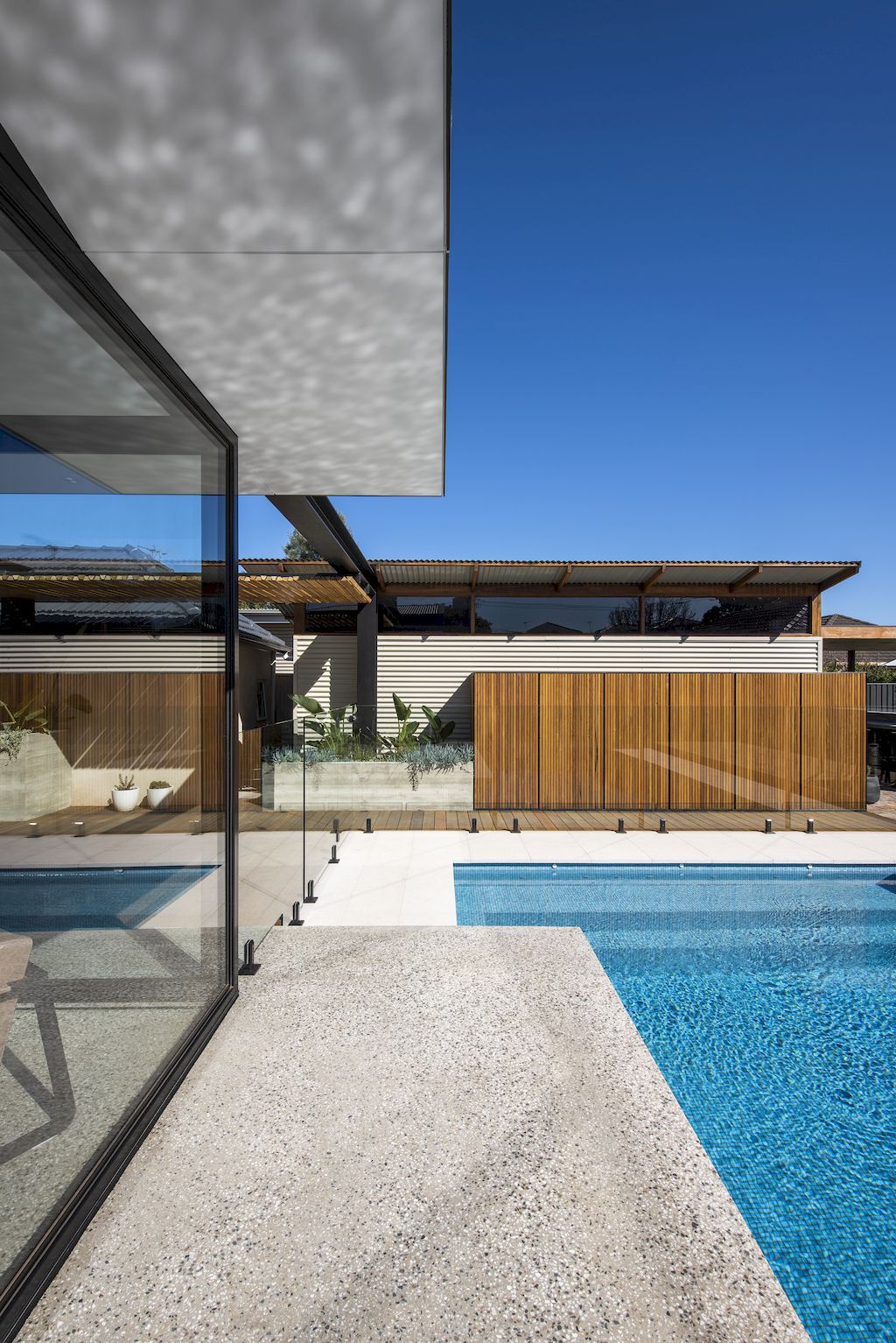 Plympton House with Flexible Living Space connect to Outdoor by Contech 5