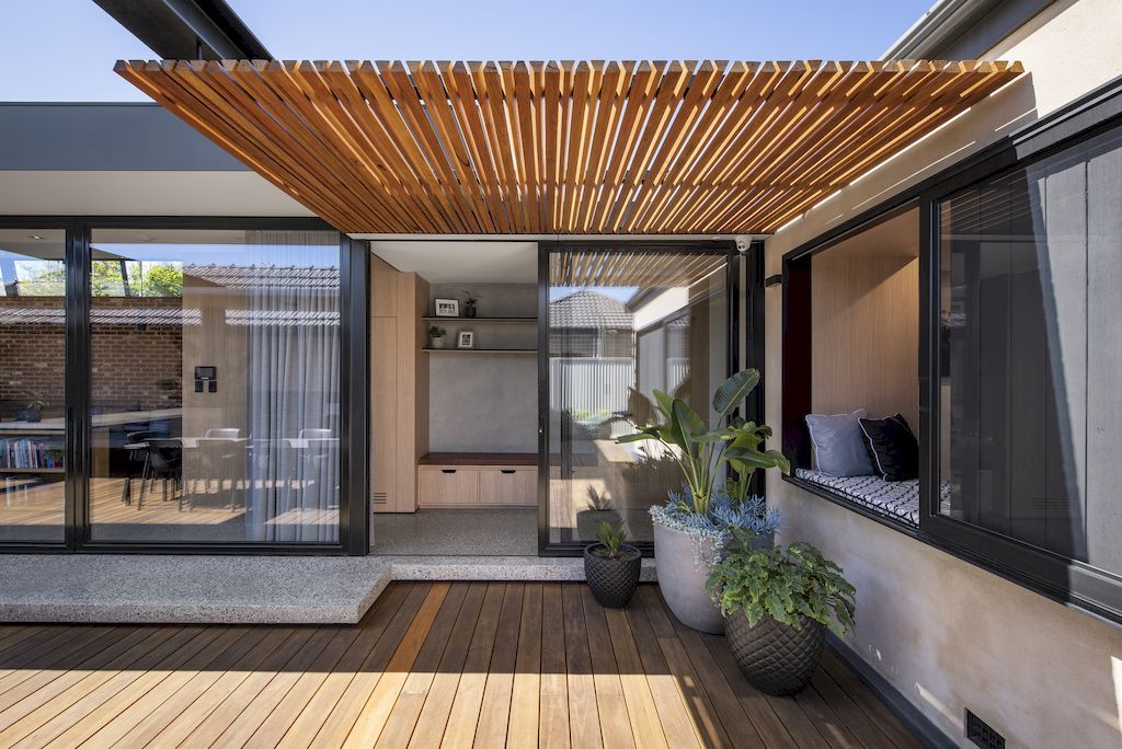 Plympton House with Flexible Living Space connect to Outdoor by Contech 9