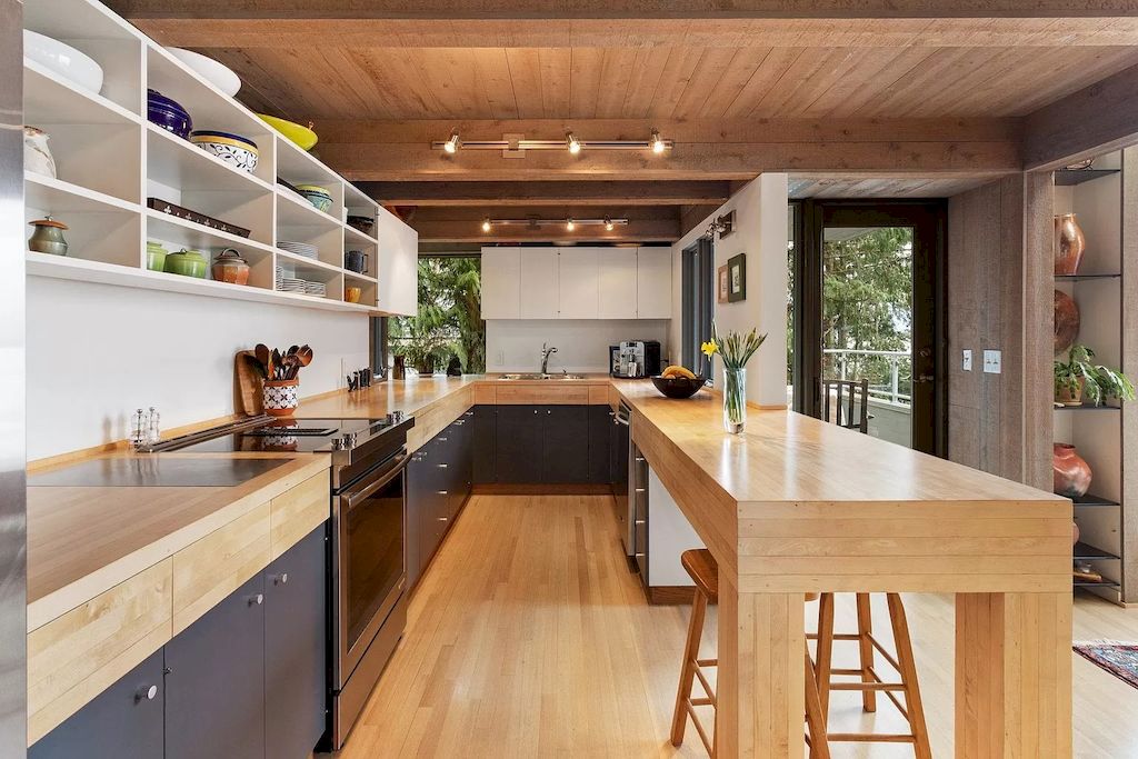 The Residence in Greater Vancouver provide breathtaking ocean and island views from every room in the house, now available for sale. This home located at 10 Montizambert Wynd, Greater Vancouver, BC V7W 1R8, Canada