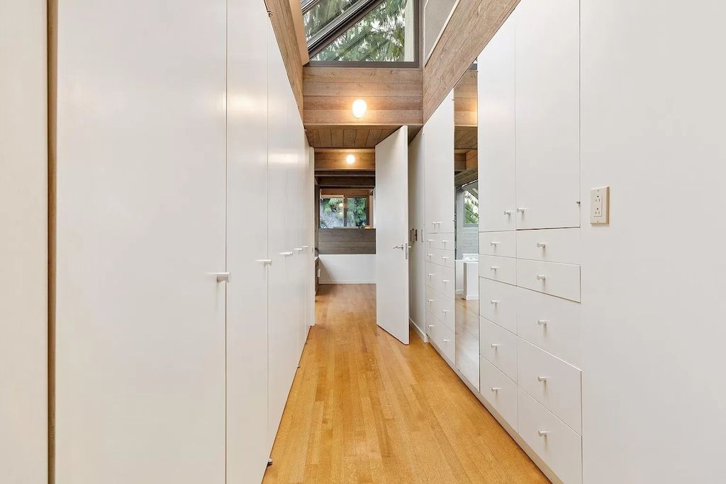 The Residence in Greater Vancouver provide breathtaking ocean and island views from every room in the house, now available for sale. This home located at 10 Montizambert Wynd, Greater Vancouver, BC V7W 1R8, Canada