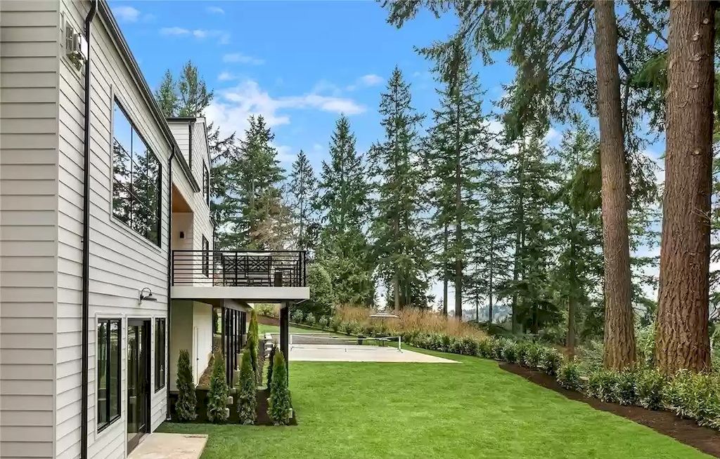 The Estate in Washington is a luxurious home enjoying an open floor plan with custom lighting and high-end finishes throughout now available for sale. This home located at 2003 102nd Place SE, Bellevue, Washington; offering 07 bedrooms and 08 bathrooms with 6,252 square feet of living spaces.