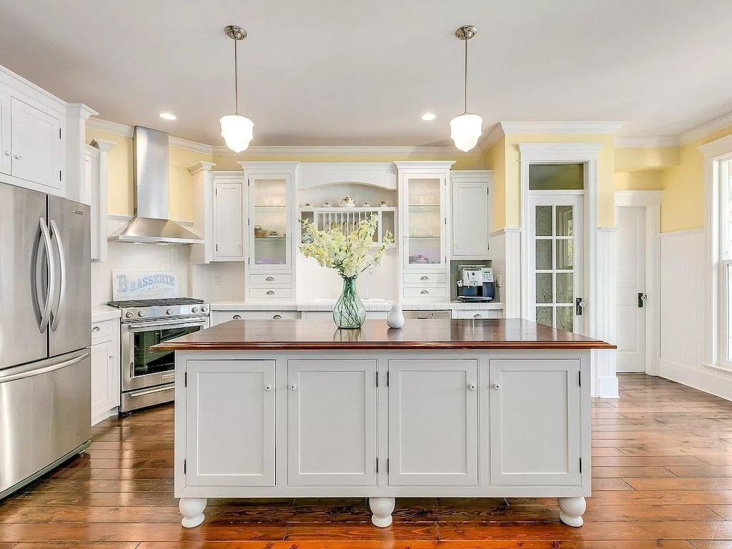 The Home in Surrey is a cozy home which incorporates modern features and design elements, now available for sale. This home located at 14025 30th Ave, Surrey, BC V4P 2N3, Canada