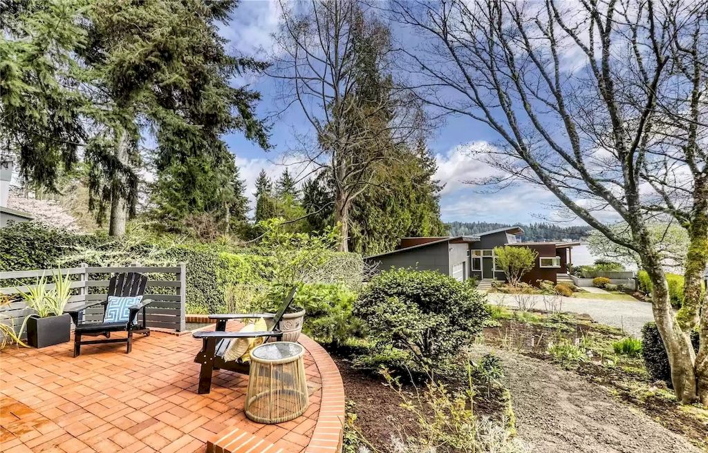 The Estate in Washington is a luxurious home newly refinished with bamboo floors and a combination of metal and green roofs now available for sale. This home located at 4000 Point White Drive NE, Bainbridge Island, Washington; offering 02 bedrooms and 03 bathrooms with 3,396 square feet of living spaces.