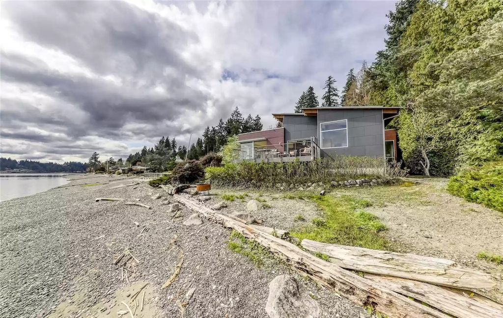 The Estate in Washington is a luxurious home newly refinished with bamboo floors and a combination of metal and green roofs now available for sale. This home located at 4000 Point White Drive NE, Bainbridge Island, Washington; offering 02 bedrooms and 03 bathrooms with 3,396 square feet of living spaces.