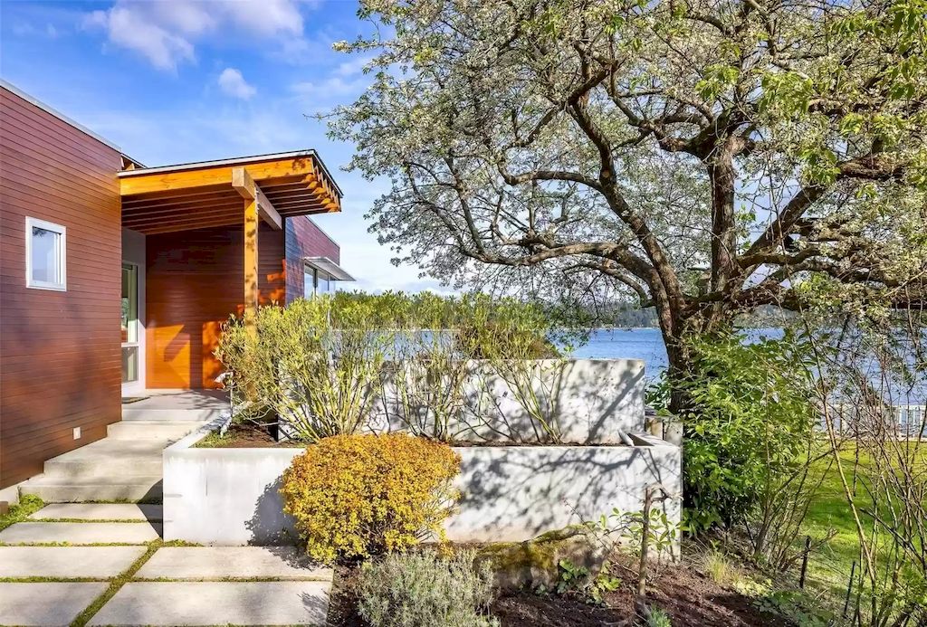 The Estate in Washington is a luxurious home newly refinished with bamboo floors and a combination of metal and green roofs now available for sale. This home located at 4000 Point White Drive NE, Bainbridge Island, Washington; offering 02 bedrooms and 03 bathrooms with 3,396 square feet of living spaces.