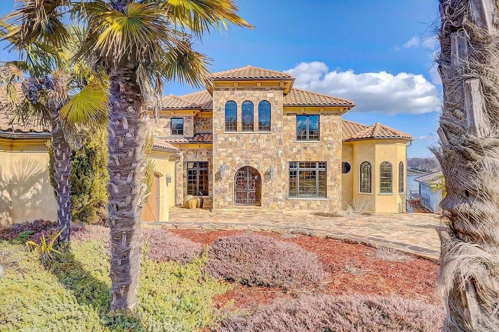 The Estate in Virginia is a luxurious home designed for impressive panoramic lake and mountains views from every corner now available for sale. This home located at 331 Blue Heron Dr, Wirtz, Virginia; offering 05 bedrooms and 05 bathrooms with 7,000 square feet of living spaces.