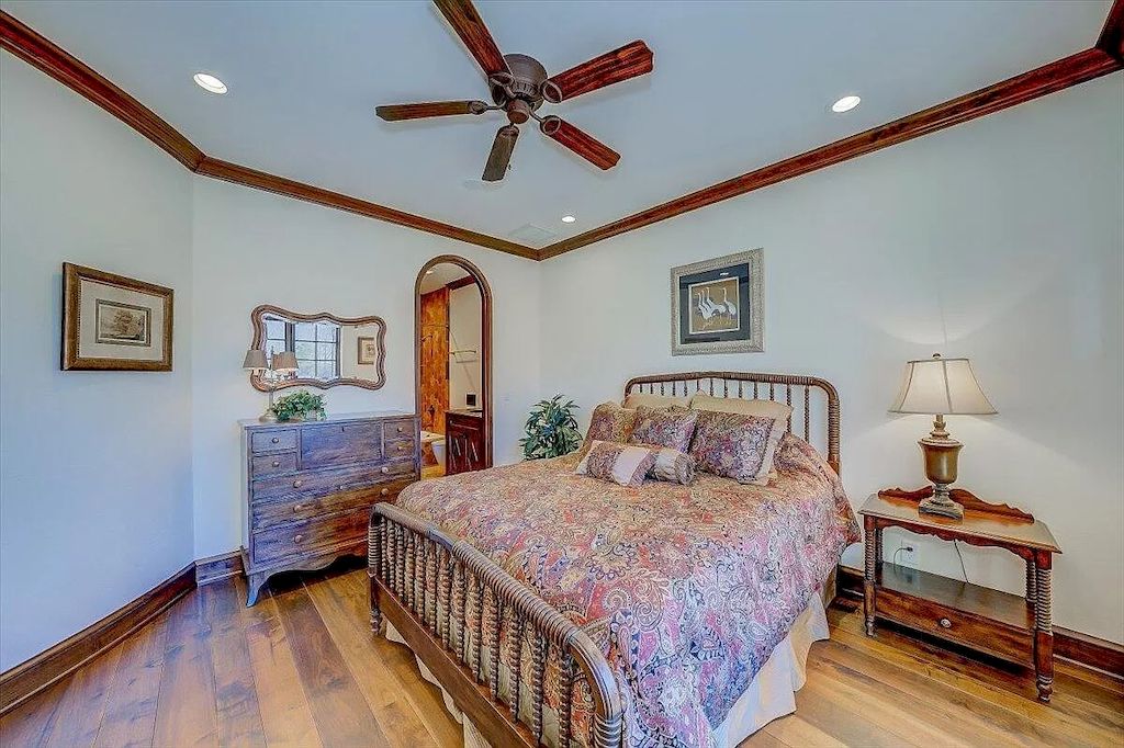 The Estate in Virginia is a luxurious home designed for impressive panoramic lake and mountains views from every corner now available for sale. This home located at 331 Blue Heron Dr, Wirtz, Virginia; offering 05 bedrooms and 05 bathrooms with 7,000 square feet of living spaces.