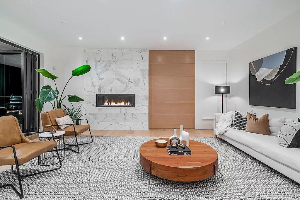 When attempting to create a living room from a studito, color blocking should be used to avoid dividing the spaces. The owner divided the rooms with opposing colors. To maximize the space, they also used thin stone and wood partitions.