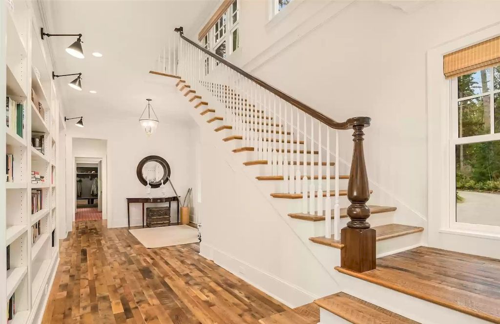 The Estate in Washington is a luxurious home featuring great rooms and top-of-the-line appliances now available for sale. This home located at 8143 Headlands Way, Clinton, Washington; offering 03 bedrooms and 04 bathrooms with 3,893 square feet of living spaces.