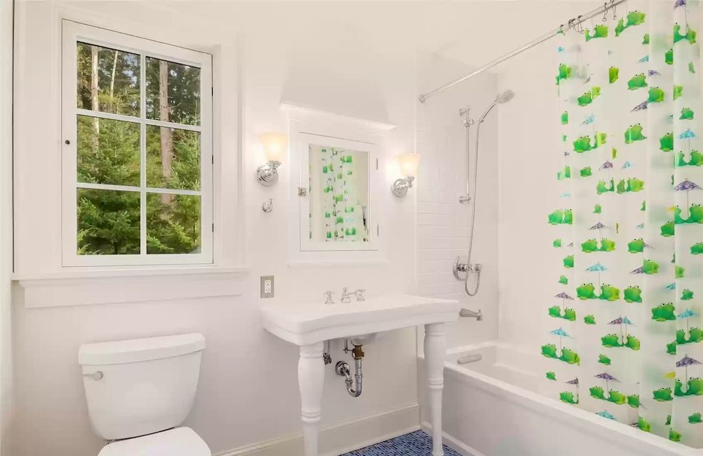 The Estate in Washington is a luxurious home featuring great rooms and top-of-the-line appliances now available for sale. This home located at 8143 Headlands Way, Clinton, Washington; offering 03 bedrooms and 04 bathrooms with 3,893 square feet of living spaces.
