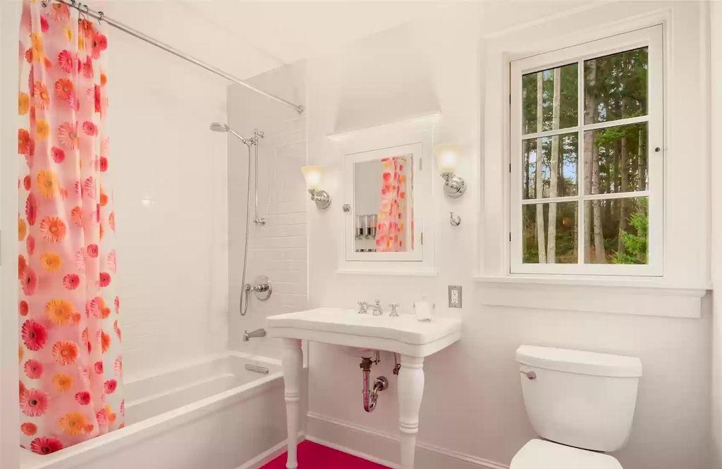 The Estate in Washington is a luxurious home featuring great rooms and top-of-the-line appliances now available for sale. This home located at 8143 Headlands Way, Clinton, Washington; offering 03 bedrooms and 04 bathrooms with 3,893 square feet of living spaces.
