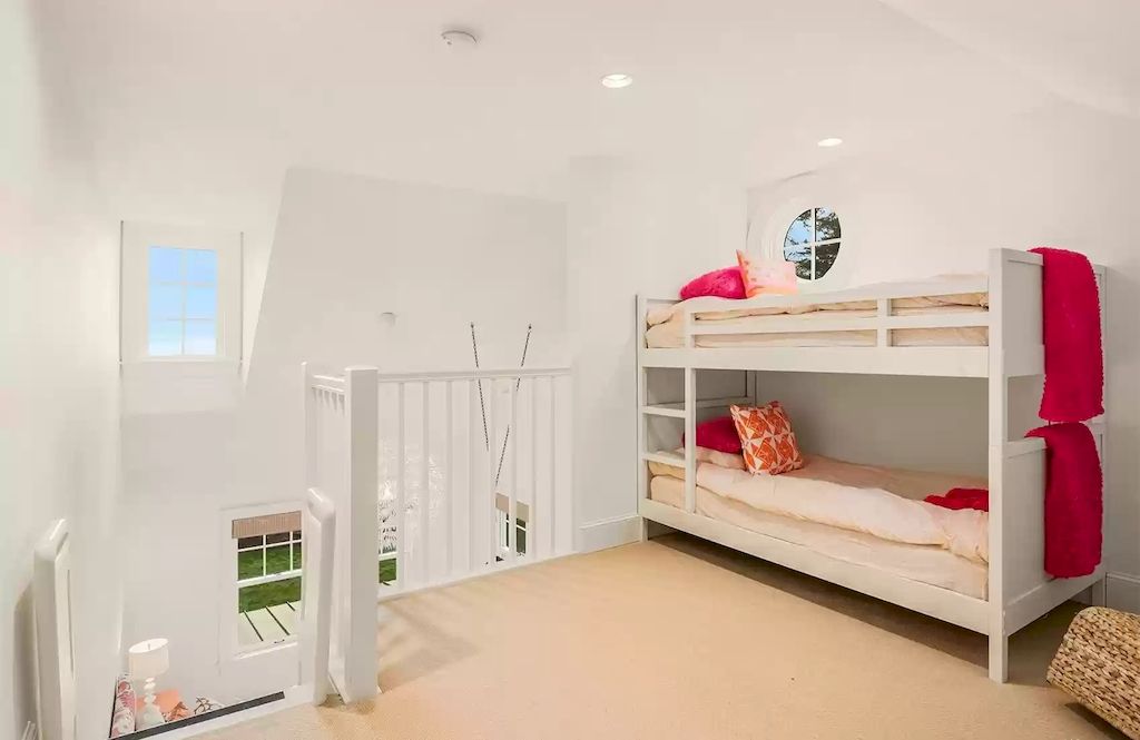 The Estate in Washington is a luxurious home featuring great rooms and top-of-the-line appliances now available for sale. This home located at 8143 Headlands Way, Clinton, Washington; offering 03 bedrooms and 04 bathrooms with 3,893 square feet of living spaces.